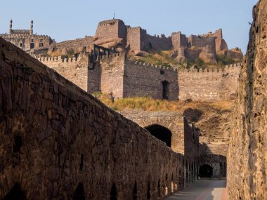 Golkonda Kalesi ve kale Güney Hindistan'da ve Qutb şahi Hanedanı Ortaçağ Sultanlığı'nın başkentiydi, Hyderabad yer alan 11 kilometre batısındadır.