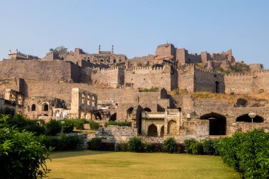 Golkonda Kalesi ve kale Güney Hindistan'da ve Qutb şahi Hanedanı Ortaçağ Sultanlığı'nın başkentiydi, Hyderabad yer alan 11 kilometre batısındadır.