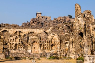 Golkonda Kalesi ve kale Güney Hindistan'da ve Qutb şahi Hanedanı Ortaçağ Sultanlığı'nın başkentiydi, Hyderabad yer alan 11 kilometre batısındadır.