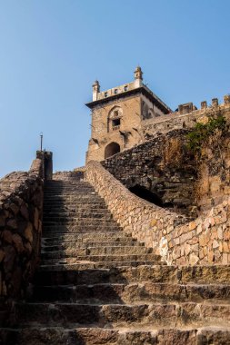 Golkonda Kalesi ve kale Güney Hindistan'da ve Qutb şahi Hanedanı Ortaçağ Sultanlığı'nın başkentiydi, Hyderabad yer alan 11 kilometre batısındadır.