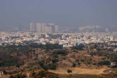Golkonda kale duvarları üzerinden Hyderabad cityscape bakış.