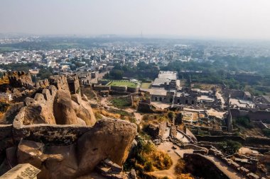 Golkonda kale duvarları üzerinden Hyderabad cityscape bakış.