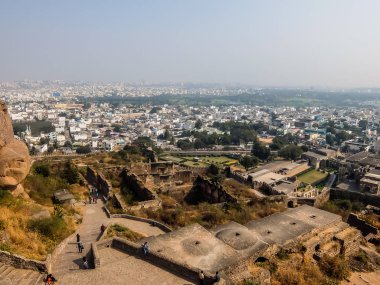 Hyderabad, Hindistan - Ocak, 4, 2018. Golkonda kale duvarları üzerinden Hyderabad cityscape bakış.