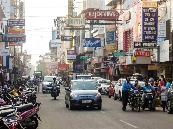 Pondicherry, India - Aralık, 26, 2017. Sokak trafiğe Pondicherry.