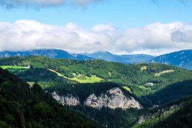 Güneşli gün yaz Avusturya Alpleri'nde güzel dağ manzarası.