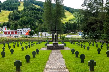 Semmering, Avusturya - 13 Ağustos 2017. Asker Mezarlığı'nda Semmering (Soldatenfriedhof görünümünü).