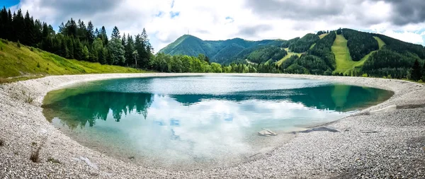 美丽的山风景以湖 Speicherteich 的看法在奥地利的阿尔卑斯在晴朗的夏天天 — 图库照片