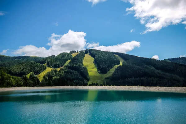 日当たりの良い夏の日にオーストリア アルプスの湖 Speicherteich の景色の美しい山の風景 — ストック写真