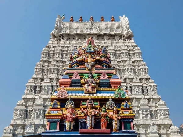 Tiruvannamalai, Hindistan - Ocak, 2018 yaklaşık. Tiruvannamalai, Hindistan Annamalaiyar Tapınağı mimarisi.