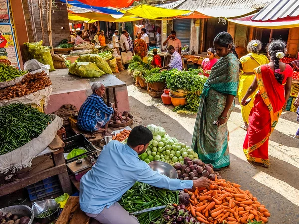 Tiruvannamalai, Hindistan - Ocak, 2018 yaklaşık. Tiruvannamalai yerel gıda pazarında.