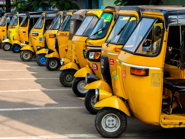 Tiruvannamalai, Hindistan - Ocak, 2018 yaklaşık. Çekçek taksi durağı Tiruvannamalai tren garının yakınında.