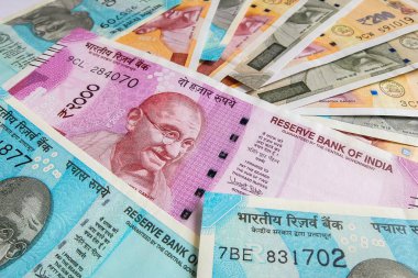 50, 200, 500 ve 2000 Hint rupisi, yeni banknotlar.