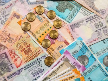 Soru işareti ile Hint paralar. 10, 20, 50, 100, 200, 500 ile 2000 Hint rupi, eski ve yeni notlar arka planda.