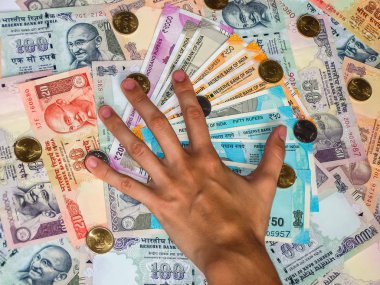 Eller 10, 20, 50, 100, 200, 500 ve 2000 Hint rupisi, bozuk para, eski ve yeni banknotlar.