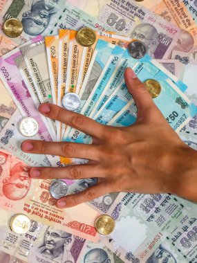 Eller 10, 20, 50, 100, 200, 500 ve 2000 Hint rupisi, bozuk para, eski ve yeni banknotlar.