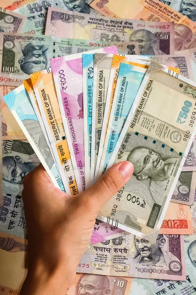 Dłonie Kobiety Trzymające Indyjskie Notatki 100 200 500 2000 Rupii — Zdjęcie stockowe