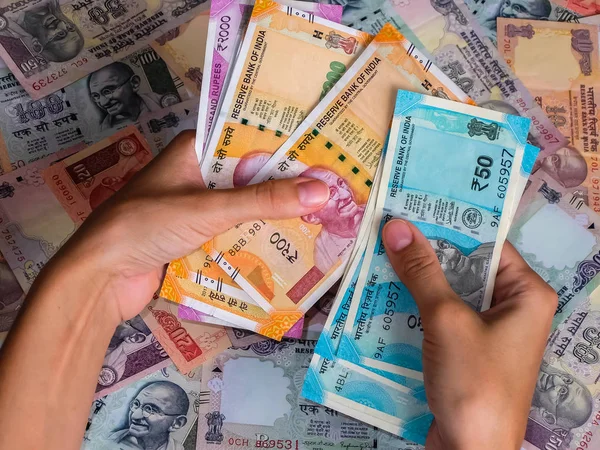 Manos Mujer Sosteniendo Notas Indias 100 200 500 2000 Rupias —  Fotos de Stock