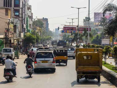 Tirupati, Hindistan - Ocak, 2018 yaklaşık. Tirupati trafikte yol.