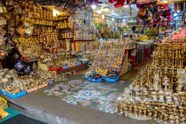 Tirupati, Hindistan - Ocak, 2018 yaklaşık. Hediyelik eşya dükkanı Balaji temple Tirumala Hill yakınındaki. Hindu Hac en çok ziyaret edilen bir yer. Sri Venkateswara Swamy Vaari Tapınağı, Tirumala, Tirupati.
