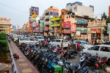 Tirupati, Hindistan - Ocak, 2018 yaklaşık. Trafik Tirupati içinde Tren İstasyonu.