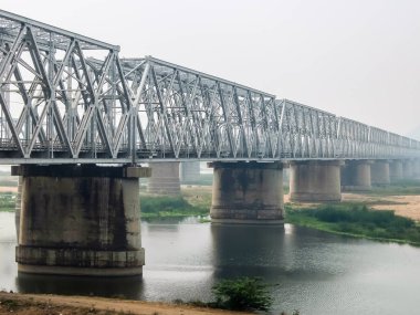 Vijayawada, Hindistan - Ocak, 2018 yaklaşık. Vijayawada, Hindistan Demiryolu Köprüsü'nün görünümü.