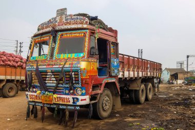 Vijayawada, Hindistan - Ocak, 2018 yaklaşık. Zengin dekoratif resim sergisi, Hindistan'da kamyonlar için tipik olan renkli kargo kamyon.