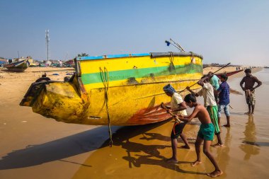 Puri, Hindistan - Ocak, 2018 yaklaşık. Balıkçı teknelerinde Puri Beach'te ile görünümünü.