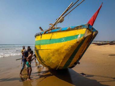 Puri, Hindistan - Ocak, 2018 yaklaşık. Balıkçı teknelerinde Puri Beach'te ile görünümünü.