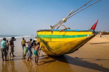 Puri, Hindistan - Ocak, 2018 yaklaşık. Balıkçı teknelerinde Puri Beach'te ile görünümünü.