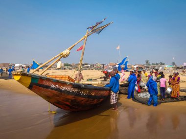 Puri, Hindistan - Ocak, 2018 yaklaşık. Balıkçı teknelerinde Puri Beach'te ile görünümünü.