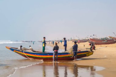 Puri, Hindistan - Ocak, 2018 yaklaşık. Balıkçı teknelerinde Puri Beach'te ile görünümünü.