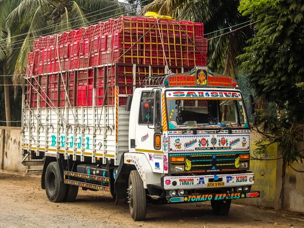2018 년경입니다 풍부한 인도에서 트럭에 일반적인 다채로운 — 스톡 사진