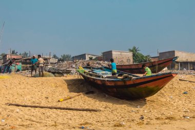 Puri, Hindistan - Ocak, 2018 yaklaşık. Balıkçı teknelerinde Puri Beach'te ile.