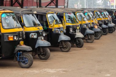 Puri, Hindistan - Ocak, 2018 yaklaşık. Puri çekçek taksi durağı.
