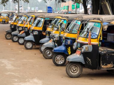 Puri, Hindistan - Ocak, 2018 yaklaşık. Puri çekçek taksi durağı.