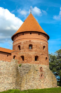 Trakai, Litvanya - Ağustos, 2018 yaklaşık. Güneşli bir gün, göl Galve, Litvanya Trakai kale manzarası. Mimari ayrıntılar.