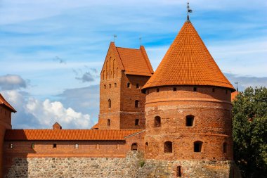 Trakai, Litvanya - Ağustos, 2018 yaklaşık. Güneşli bir gün, göl Galve, Litvanya Trakai kale manzarası. Mimari ayrıntılar.