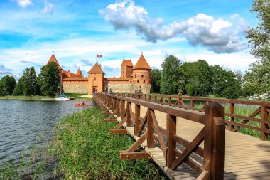 Trakai, Litvanya - Ağustos 2018. Güneşli bir günde Trakai Kalesi manzarası, Galve Gölü, Litvanya.