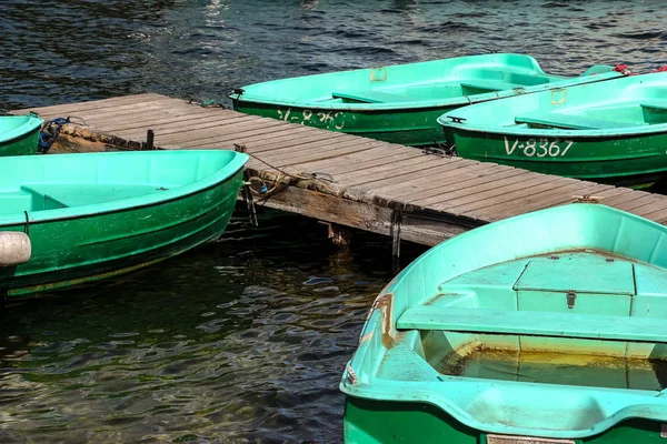 Coloridos Barcos Pesca Verdes Lago Galve Cerca Del Castillo Isla — Foto de Stock