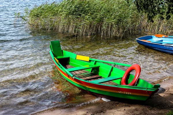 Colorido Barco Pesca Verde Con Remos Las Cañas Hierbas Orilla — Foto de Stock