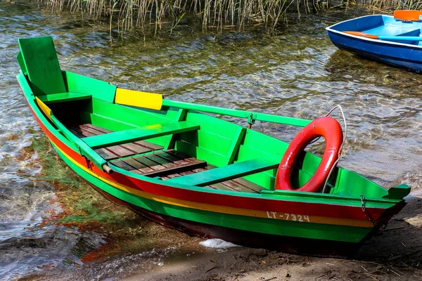 五颜六色的绿色渔船桨在草芦苇岸边加尔韦湖附近的特拉凯岛城堡 立陶宛 — 图库照片