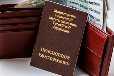 Rus emeklilik sertifika ve Rus ruble ile cüzdan. Rusça çeviri - Bakanlığı sosyal koruma, nüfus, Rusya Federasyonu. Emeklilik sertifika.
