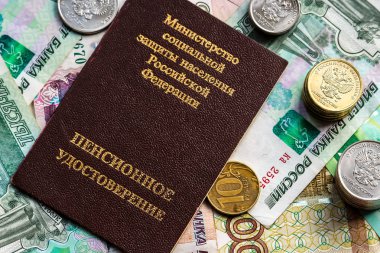 Rus emeklilik sertifika ve para birimi (banknot ve madeni paralar). Rusça çeviri - Bakanlığı sosyal koruma, nüfus, Rusya Federasyonu. Emeklilik sertifika.