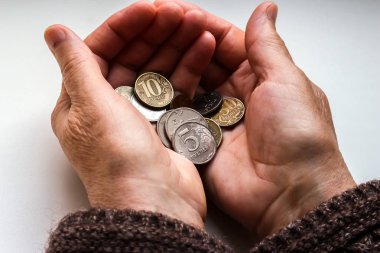 Kadının holding Rus paraları eller.