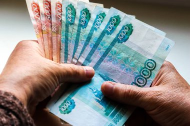 Holding Rus ruble (banknot beş ve bin kadının eller)