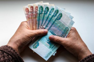 Holding Rus ruble (banknot beş ve bin kadının eller)