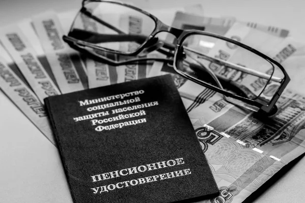 Pension Rosyjski Certyfikat Okulary Rubli Rosyjskich Banknoty Tłumaczenie Rosyjski Ministerstwo — Zdjęcie stockowe