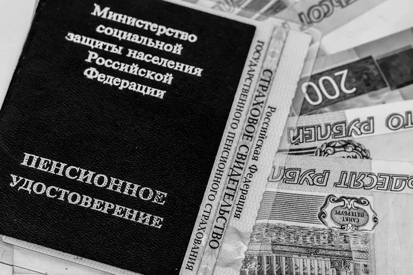 Russische Rentenbescheinigung Und Währung Banknoten Russische Übersetzung Ministerium Für Sozialen — Stockfoto