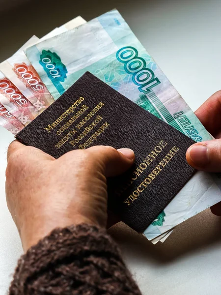 Frauenhände Mit Russischem Rentenzertifikat Und Russischem Rubel Russische Übersetzung Ministerium — Stockfoto