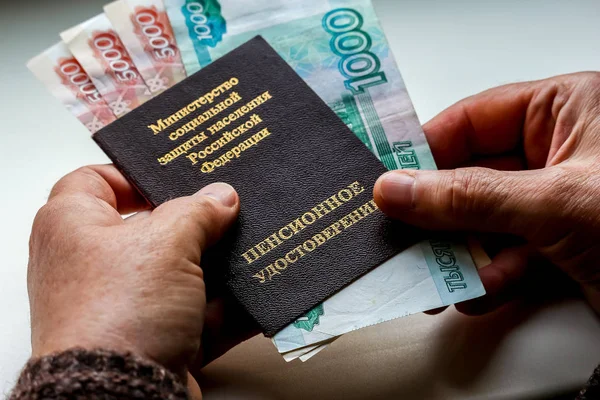 Kobiecej Ręce Trzymając Rosyjski Pension Certyfikatu Rubli Rosyjskich Tłumaczenie Rosyjski — Zdjęcie stockowe
